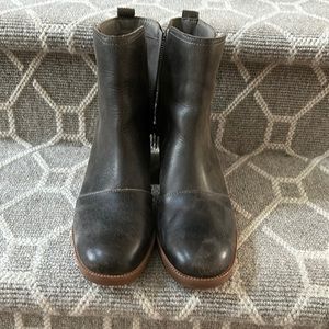 Sorel boots in like new condition size 9.5